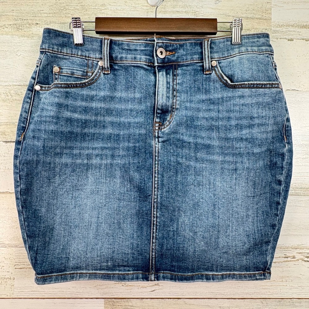 Torrid‎ Womens Blue Denim Jean Mini Skirt Medium Wash Stretch Size 10 Classic